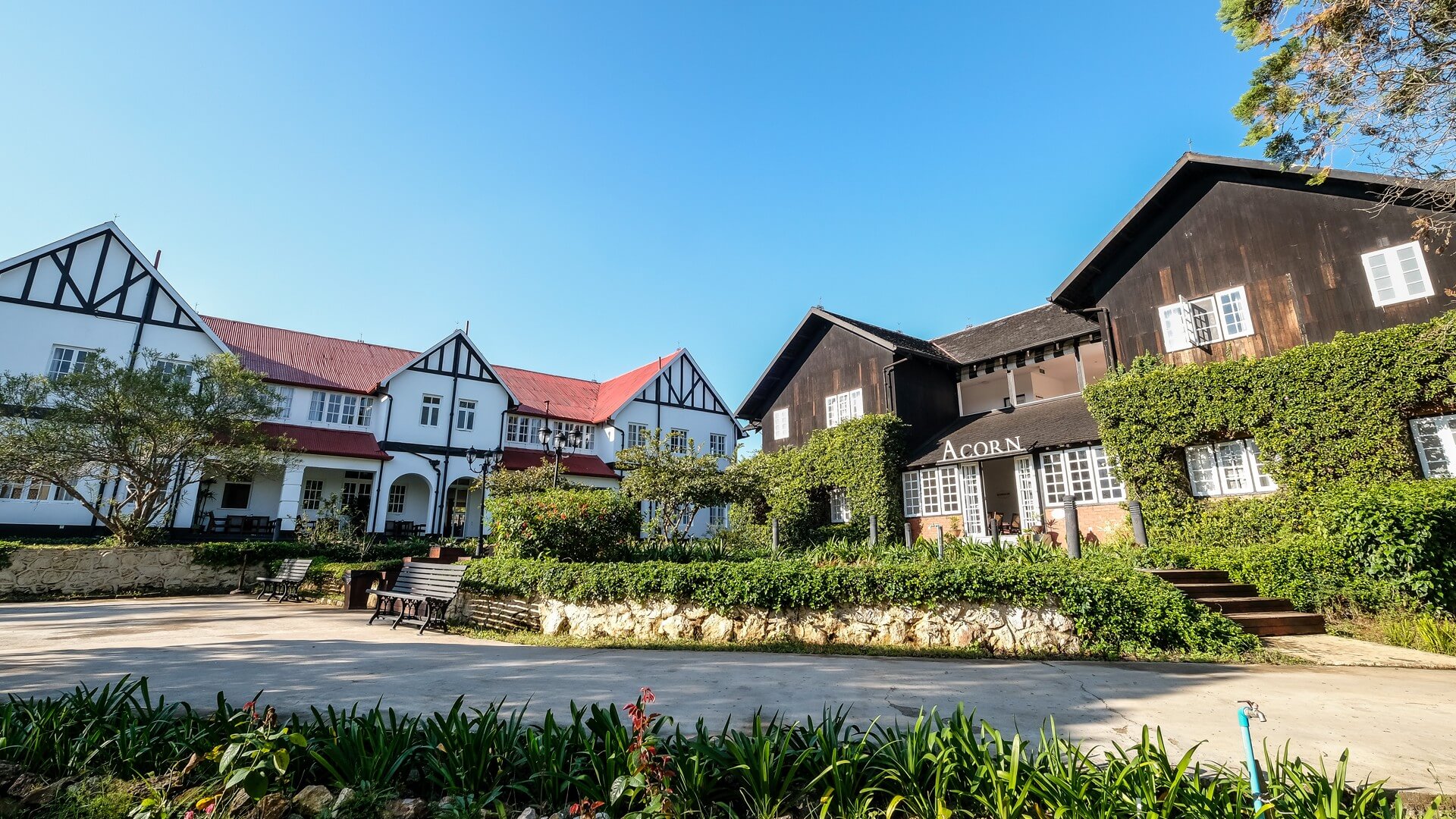 https://www.steppestravel.com/app/uploads/2019/06/kalaw-lodge-courtyard-kalaw-myanmar.jpg