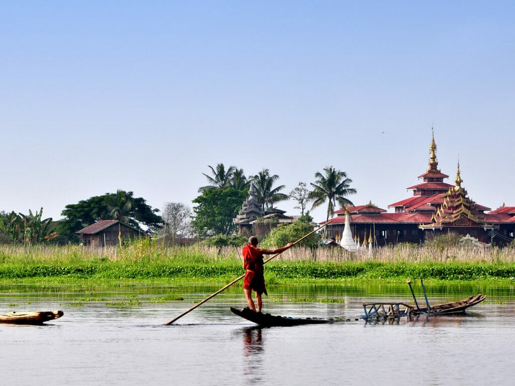 Old Monk Rowing, Inle Lake, Taungi, Myanmar