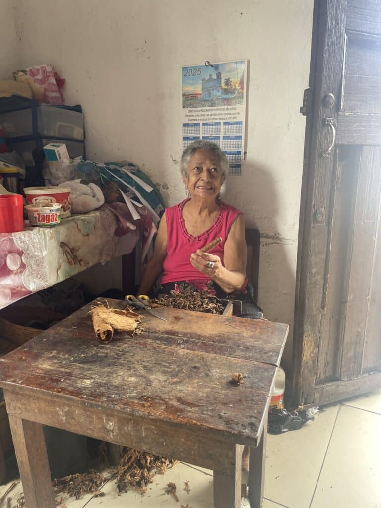 Dona Laura making cigars, Suchitoto, El Salvador