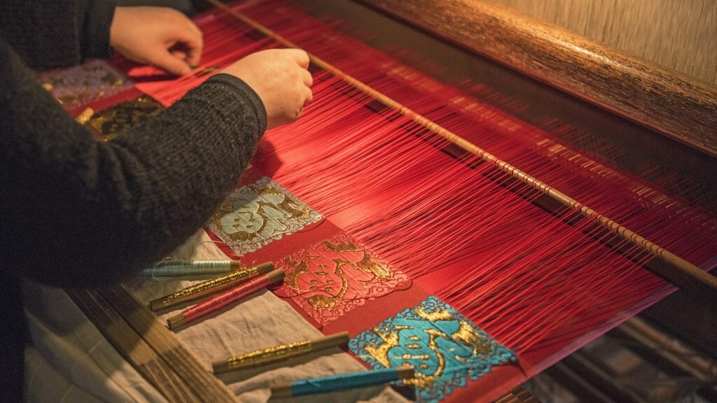 Weaving traditional chinese silk arts and crafts