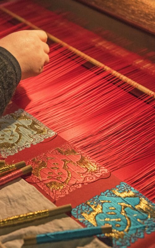 Weaving traditional chinese silk arts and crafts