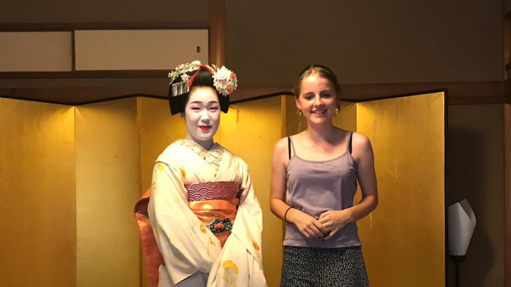 Elizabeth stood with geisha in Kyoto